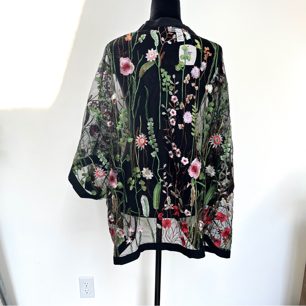 Kimono, botanical embroidery, beautiful detail. One size, new with tag. - Picture 6 of 12